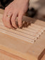 Processus de fabrication : Étagère en bois en cours de ponçage dans l'atelier