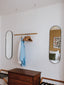 Chambre d'hôtel chaleureusement décor&e avec une tringle à vêtements en bois massif