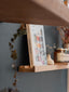 Simplicité fonctionnelle : Étagère en bois massif avec des modules, offrant une solution de rangement minimaliste pour petits objets