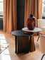 Table ronde noire en chêne massif au design élégant