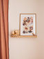 Chambre d'enfant chaleureusement décorée avec des créations artisanales françaises, offrant une atmosphère douce et authentique