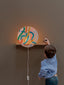 Lumière de chevet colorée pour enfant, réalisée avec soin en bois massif artisanal en Normandie pour une ambiance douce et naturelle