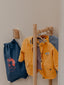 Portant en bois massif normand pour accrocher des vêtements dans une chambre d'enfant, alliant qualité artisanale et style authentique