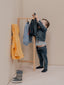 Portant à vêtements en bois massif pour enfants, offrant un rangement pratique et élégant pour leurs tenues