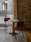 Table bistro normande en bois massif avec un plateau artistique composé de coquillages bretons revalorisés