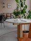 Table en bois massif avec plateau orné de coquillages bretons revalorisés, inspirée du style normand