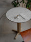 Table bistro en bois massif normand, sublimée par un plateau artistique composé de coquillages bretons revalorisés