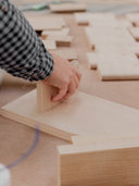 Travail du bois : Étagère en fabrication par un artisan dans un atelier d'ébénisterie