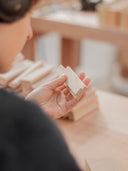 ébéniste travaillant avec soin pour fabriquer un objet en bois à la main