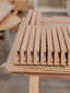 Étagère en bois en cours de fabrication dans un atelier de menuiserie