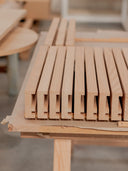 Étagère en bois en cours de fabrication dans un atelier de menuiserie