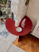 Table d'angle métallique colorée fabriquée en France pour un salon moderne