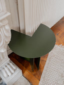 Table d'appoint en métal coloré fabriquée en France, finition parfaite