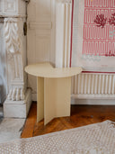 Table d'appoint en métal coloré, design raffiné fabriqué en France