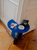 Table d'appoint métallique colorée fabriquée en France pour un décor moderne