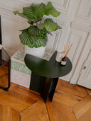 Table d'appoint d'angle en métal coloré, fabrication française élégante