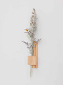 Accroché au mur : soliflore en bois et fleurs séchées