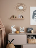 Chambre de bébé chaleureusement décorée avec des créations artisanales françaises, offrant une ambiance douce et authentique