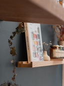 Simplicité fonctionnelle : Étagère en bois massif avec des modules, offrant une solution de rangement minimaliste pour petits objets