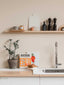 Design minimaliste : Deux étagères en bois massif pour la cuisine, créant un look sobre et fonctionnel