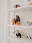 Menhir en bois naturel posé sur une table de salon