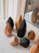 Sculpture de menhir en bois posé sur une table décorative