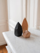 Menhir en bois posé sur une table décorative minimaliste