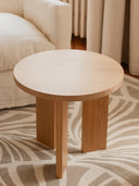 Table ronde en bois massif pour une décoration chic de salon