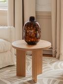 Table basse ronde en bois de chêne pour un salon chaleureux