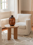 Table ronde en bois de chêne massif pour un salon chic