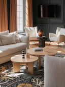 Table ronde stylée pour petit espace en chêne noir