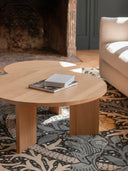 Élégante table basse ronde en chêne massif pour déco moderne