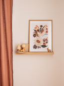 Chambre d'enfant chaleureusement décorée avec des créations artisanales françaises, offrant une atmosphère douce et authentique