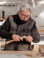 Atelier d'ébénisterie : Artisan créant avec soin un objet en bois de manière artisanale
