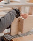 Artisanat d'étagères en bois massif : Fabrication soignée dans un atelier d'ébénisterie