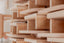 Création d'étagères en bois massif : Artisans travaillant avec précision dans leur atelier de fabrication