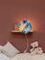 Éclairage de chevet coloré, ajoutant une atmosphère joyeuse et énergique à la chambre d'un enfant