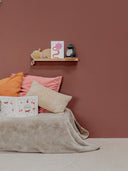 Étagère modulable pour décorer le mur d'une chambre d'enfant, offrant une solution pratique et ludique de rangement