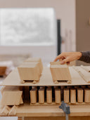 Artisan en train de fabriquer une patère en bois avec soin dans un atelier artisanal