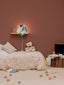 Luminaire de chevet coloré pour enfant fabriqué en bois massif en Normandie, offrant une touche artisanale et chaleureuse à la chambre