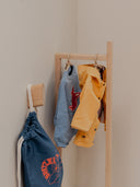 Penderie robuste en bois massif pour enfants, assurant un support durable et élégant pour leurs habits