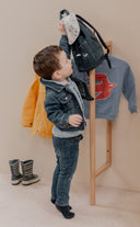 Penderie en bois massif pour enfants, idéale pour organiser leurs vêtements avec style et robustesse