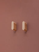 Porte-manteaux en bois massif normand pour enfants, offrant un rangement élégant et durable pour leurs vêtements