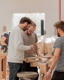 Travail artisanal du bois massif : Des artisans dédient leur expertise à la fabrication soignée d'objets en bois massif