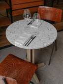Table bistro authentique en bois massif normand avec un plateau artistique constitué de coquillages bretons revalorisés